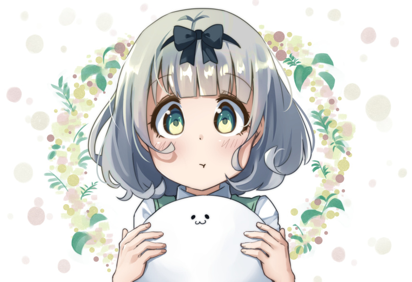 1girl :3 :t bangs black_bow blunt_bangs blush bow closed_mouth commentary_request eyebrows_visible_through_hair floral_background ghost green_eyes hair_bow highres holding konpaku_youmu konpaku_youmu_(ghost) looking_at_viewer pegashi short_hair silver_hair solo tareme touhou upper_body white_background wreath