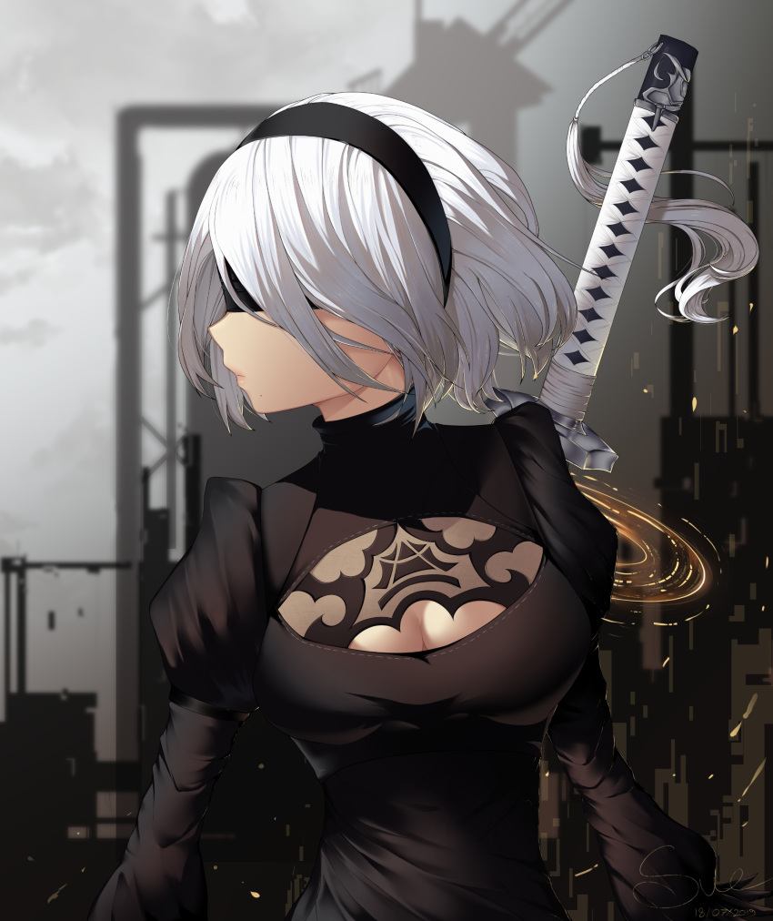 1girl artist_name black_blindfold black_dress black_hairband blindfold breasts cleavage_cutout commentary dated dress feather-trimmed_sleeves hairband highres juliet_sleeves long_sleeves medium_breasts mole mole_under_mouth nier_(series) nier_automata puffy_sleeves short_hair silver_hair solo sue0s sword weapon yorha_no._2_type_b