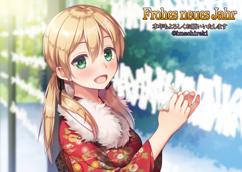 1girl :d alternate_costume bangs blonde_hair blurry blurry_background blush breasts commentary_request eyebrows_visible_through_hair floral_print fur-trimmed_kimono fur_trim german_text green_eyes hair_between_eyes holding holding_paper imachireki japanese_clothes kantai_collection kimono large_breasts long_hair long_sleeves looking_at_viewer low_twintails obi omikuji open_mouth paper prinz_eugen_(kantai_collection) red_kimono sash sidelocks smile solo sunlight translation_request twintails twitter_username upper_body wide_sleeves