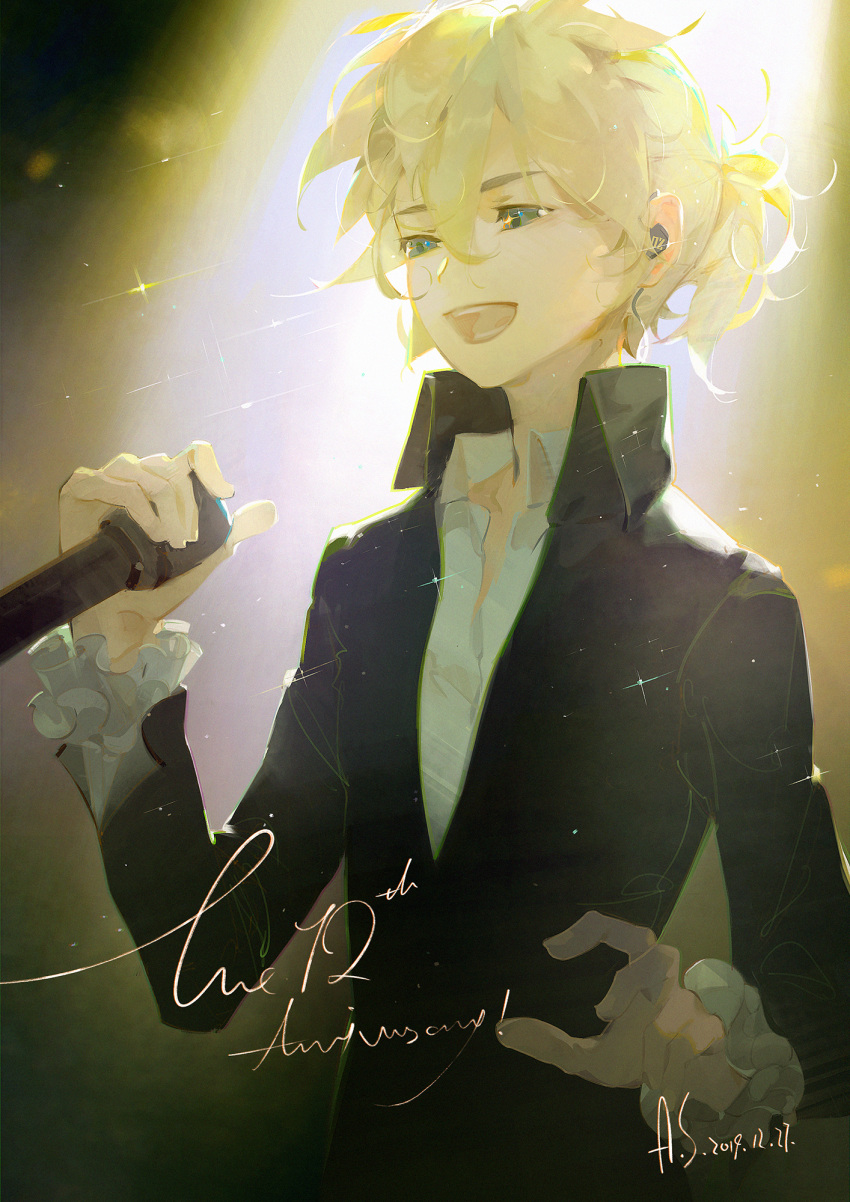 1boy :d a-shacho anniversary black_jacket blonde_hair collared_shirt commentary dated dress_shirt earphones frilled_sleeves frills highres holding holding_microphone jacket kagamine_len long_sleeves male_focus microphone open_mouth ponytail shirt signature smile solo sparkle upper_body vocaloid white_shirt wing_collar