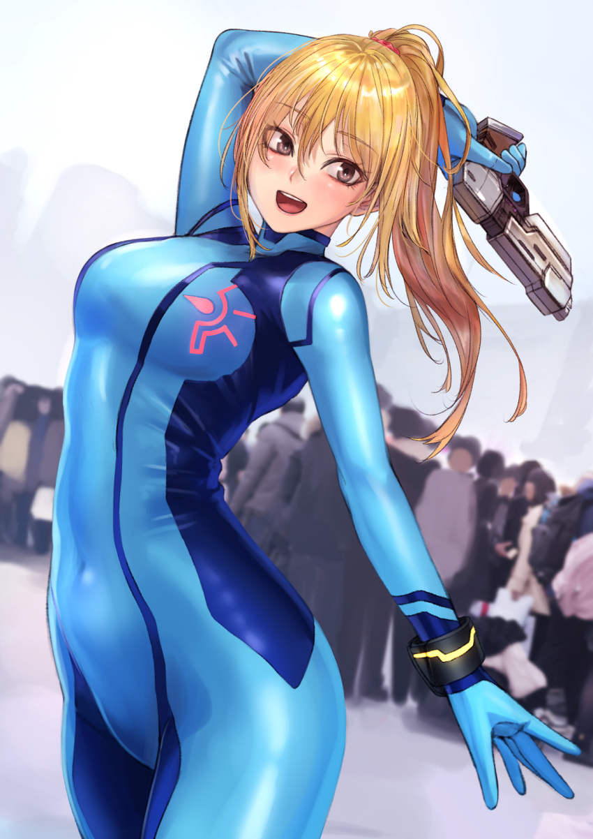 1girl :d arched_back bangs blonde_hair blue_bodysuit blurry blurry_background blush bodysuit bracelet breasts brown_eyes commentary_request cowboy_shot crowd depth_of_field eyebrows_visible_through_hair gun highres holding holding_gun holding_weapon jewelry kilye_4421 long_hair medium_breasts metroid open_mouth ponytail round_teeth samus_aran smile solo_focus stun_gun teeth upper_teeth weapon zero_suit