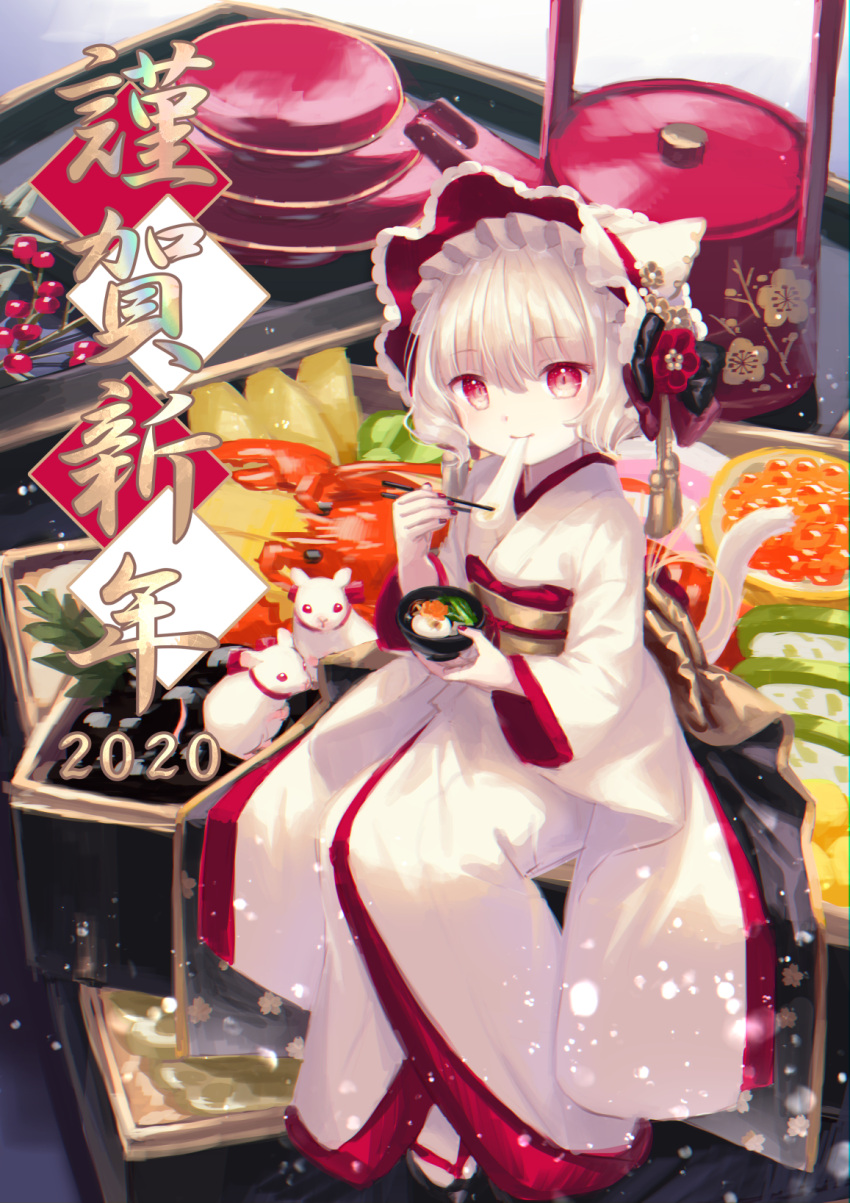 1girl 2020 animal bangs black_bow black_footwear bow bowl chinese_zodiac chopsticks closed_mouth commentary_request eating eyebrows_visible_through_hair food hair_between_eyes happy_new_year highres holding holding_bowl holding_chopsticks japanese_clothes kimono light_brown_hair looking_at_viewer minigirl mouse new_year obi original osechi red_eyes sash smile solo tabi tail translation_request white_kimono white_legwear year_of_the_rat yumeichigo_alice