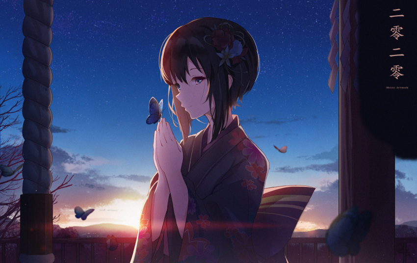 1girl absurdres artist_name back_bow backlighting bangs bare_tree black_hair black_kimono blue_eyes bow bug butterfly chinese_commentary city_lights closed_mouth commentary_request floral_print flower hair_flower hair_ornament hatsumoude highres huge_filesize insect japanese_clothes kimono lens_flare long_sleeves looking_at_viewer original outdoors print_kimono railing red_flower scenery shirokun0824 short_hair sidelocks sky smile solo star_(sky) starry_sky sunlight sunrise translation_request tree white_flower wide_sleeves yukata