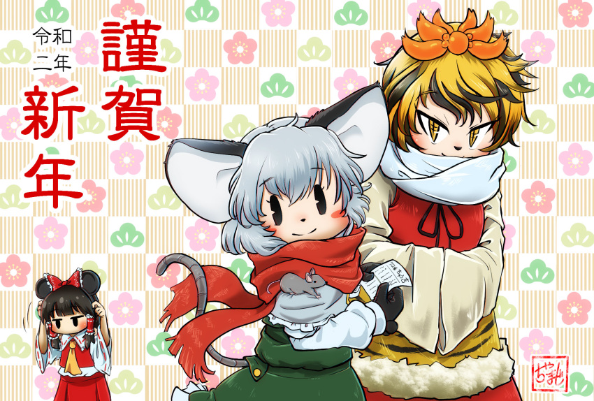 3girls animal_ears animal_print ascot bangs blonde_hair blunt_bangs blush_stickers bow brown_hair capelet chamaji chinese_zodiac commentary_request cowboy_shot detached_sleeves dress eyebrows_visible_through_hair flower frilled_bow frills fur_trim gloves green_dress hair_bow hair_ornament hair_tubes hakurei_reimu hands_together highres jitome long_sleeves looking_at_viewer mickey_mouse_ears mouse mouse_ears mouse_tail multicolored_hair multiple_girls nazrin neck_ribbon new_year nontraditional_miko paper ribbon sash scarf short_hair silver_hair skirt smile solid_oval_eyes streaked_hair tail tiger_print toramaru_shou touhou translated vest wide_sleeves year_of_the_rat yellow_eyes