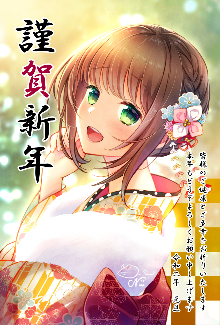 1girl :d ainili bangs blue_flower blurry blurry_background blush bow brown_hair checkered chinese_zodiac commentary_request depth_of_field eyebrows_visible_through_hair floral_print flower green_eyes hair_flower hair_ornament hand_up highres japanese_clothes kimono open_mouth original print_kimono red_bow sidelocks smile solo translation_request upper_body upper_teeth yagasuri year_of_the_rat