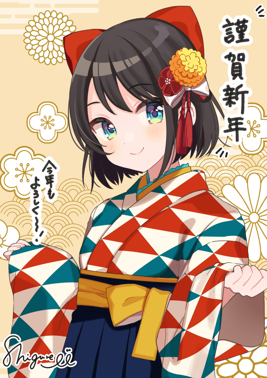 1girl bangs black_hair blue_eyes blush bow brown_background closed_mouth flower green_eyes hair_bow hair_flower hair_ornament happy_new_year highres hololive japanese_clothes kimono long_sleeves looking_at_viewer new_year obi oozora_subaru sash shigure_ui short_hair signature simple_background smile solo upper_body virtual_youtuber wide_sleeves