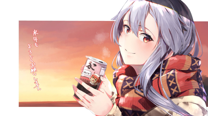 1girl border can casual coat commentary_request fate/grand_order fate_(series) fujimaru_ritsuka_(female) head_tilt highres holding holding_can long_hair looking_at_viewer red_eyes scarf silver_hair smile solo sunset tomoe_gozen_(fate/grand_order) translation_request upper_body vegetablenabe white_border winter_clothes winter_coat