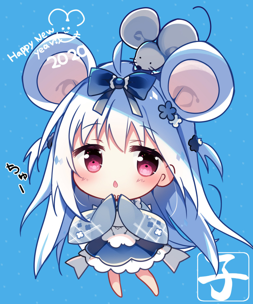 1girl 2020 ahoge animal animal_ears animal_on_head apron bangs bare_shoulders blue_background blue_bow blue_sky blush bow chestnut_mouth chibi chinese_zodiac commentary_request eyebrows_visible_through_hair floral_print full_body hair_bow happy_new_year highres japanese_clothes kimono long_hair long_sleeves mouse mouse_ears mouse_girl mouse_tail new_year on_head original parted_lips print_kimono red_eyes shiromochi_sakura simple_background sky sleeves_past_fingers sleeves_past_wrists solo standing tail very_long_hair wa_maid white_apron white_hair white_kimono year_of_the_rat