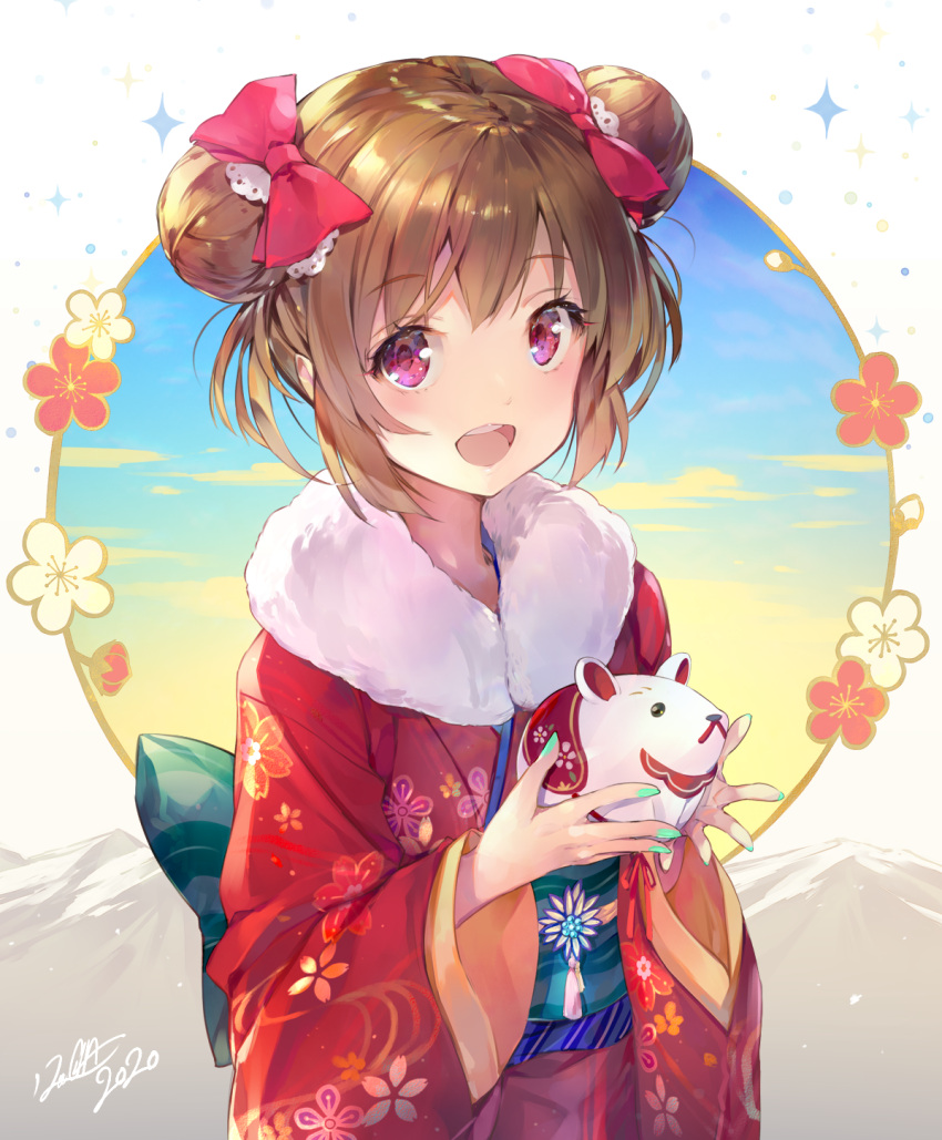 1girl 2020 :d bangs blue_sky blush bow brown_hair clouds commentary_request deecha double_bun eyebrows_visible_through_hair floral_print flower fur_collar hair_bow hands_up highres holding japanese_clothes kimono long_sleeves looking_at_viewer obi open_mouth original print_kimono red_bow red_eyes red_flower red_kimono sash short_hair signature sky smile solo sparkle upper_body upper_teeth white_flower wide_sleeves
