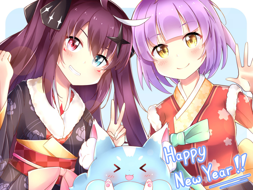 &gt;_&lt; 2girls :3 alternate_costume arkasus arms_up bangs black_kimono blue_background blue_eyes blunt_bangs bob_cut breasts cowlick creature english_commentary epic7 fang fur-trimmed_kimono fur_trim furisode grin hair_ornament hair_ribbon happy_new_year heterochromia japanese_clothes kimono large_breasts lavender_hair lens_flare long_hair looking_at_viewer luluca_(epic7) mercedes_(epic_seven) multiple_girls new_year obi paws print_kimono purple_hair red_eyes red_kimono ribbon sash short_hair sidelocks smile star star_hair_ornament sylphine tattoo two_side_up upper_body v x3 yellow_eyes