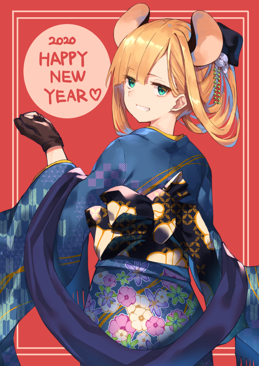 1girl 2020 animal_ears back_bow beret black_bow black_headwear blonde_hair blue_kimono bow brown_gloves chinese_zodiac commentary_request fate_(series) floral_print flower fringe_trim gloves green_eyes grin hair_flower hair_ornament hair_up hand_up happy_new_year hat heart highres japanese_clothes kemonomimi_mode kimono looking_at_viewer looking_back lord_el-melloi_ii_case_files mini_hat mouse_ears new_year obi print_kimono red_background reines_el-melloi_archisorte rose sash shawl smile solo tilted_headwear white_flower white_rose year_of_the_rat yuuuuu