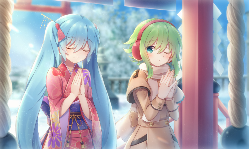 2girls aqua_eyes aqua_hair blurry blurry_background blush brown_coat cherry_blossom_print closed_eyes coat commentary expressionless floral_print green_hair gumi hair_ornament hair_ribbon hairpin hands_together hatsune_miku headphones highres japanese_clothes kimono long_hair looking_at_another multiple_girls new_year one_eye_closed outdoors praying red_kimono ribbon rope sakakidani scarf shide shimenawa short_hair_with_long_locks smile snow temple torii tree twintails upper_body very_long_hair vocaloid white_scarf winter