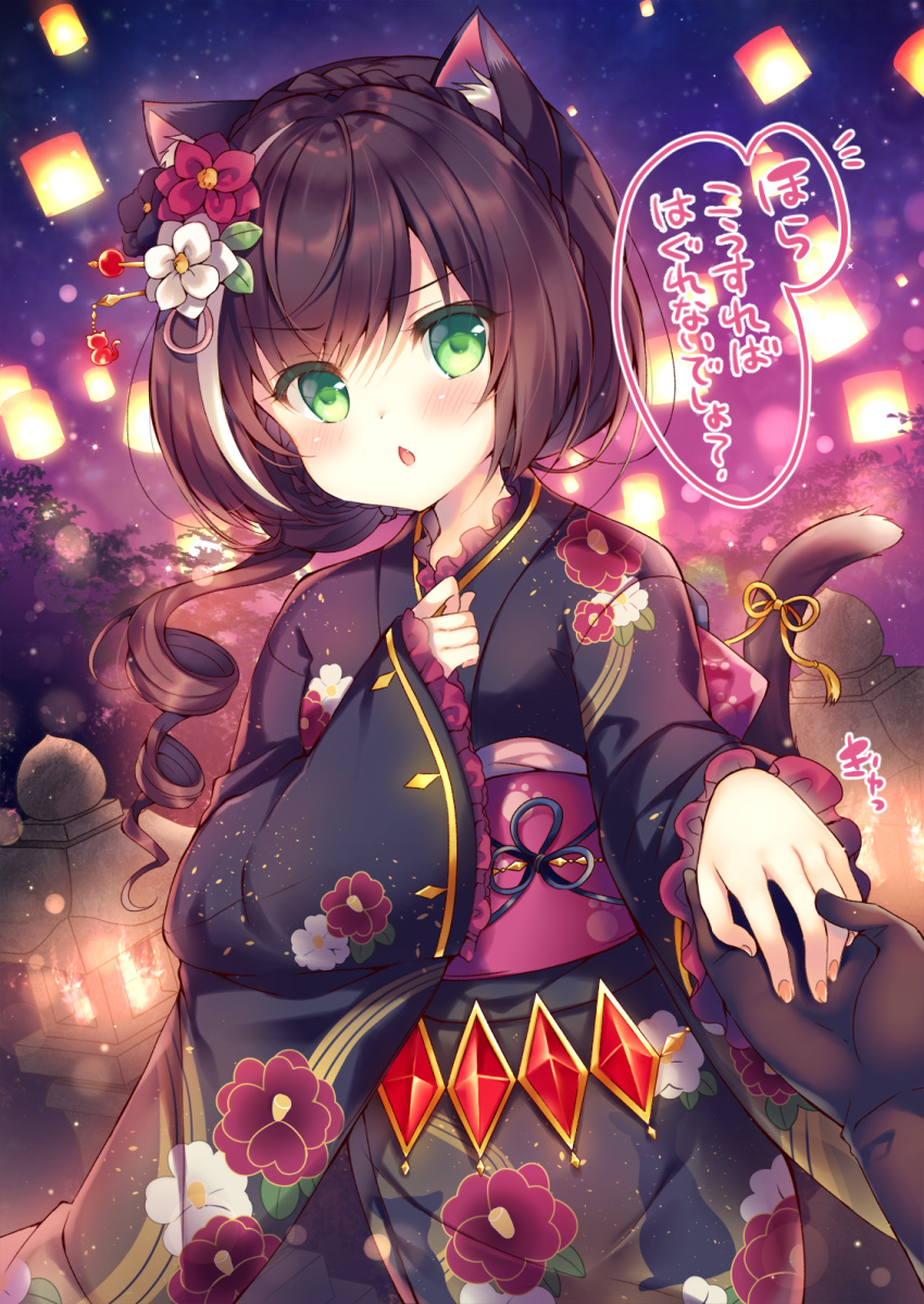 1girl animal_ear_fluff animal_ears bangs black_gloves black_hair black_kimono blush braid cat_ears cat_girl cat_tail chestnut_mouth commentary_request eyebrows_visible_through_hair fang fingernails floral_print flower frilled_sleeves frills gloves green_eyes hair_between_eyes hair_flower hair_ornament hatsumoude highres japanese_clothes kimono kyaru_(princess_connect) lantern long_hair long_sleeves looking_at_viewer multicolored_hair night night_sky obi out_of_frame outdoors parted_lips princess_connect! princess_connect!_re:dive print_kimono red_flower ribbon ringlets sash sky sleeves_past_wrists solo_focus star_(sky) starry_sky streaked_hair suzunone_rena tail tail_raised tail_ribbon translation_request white_flower white_hair wide_sleeves yellow_ribbon