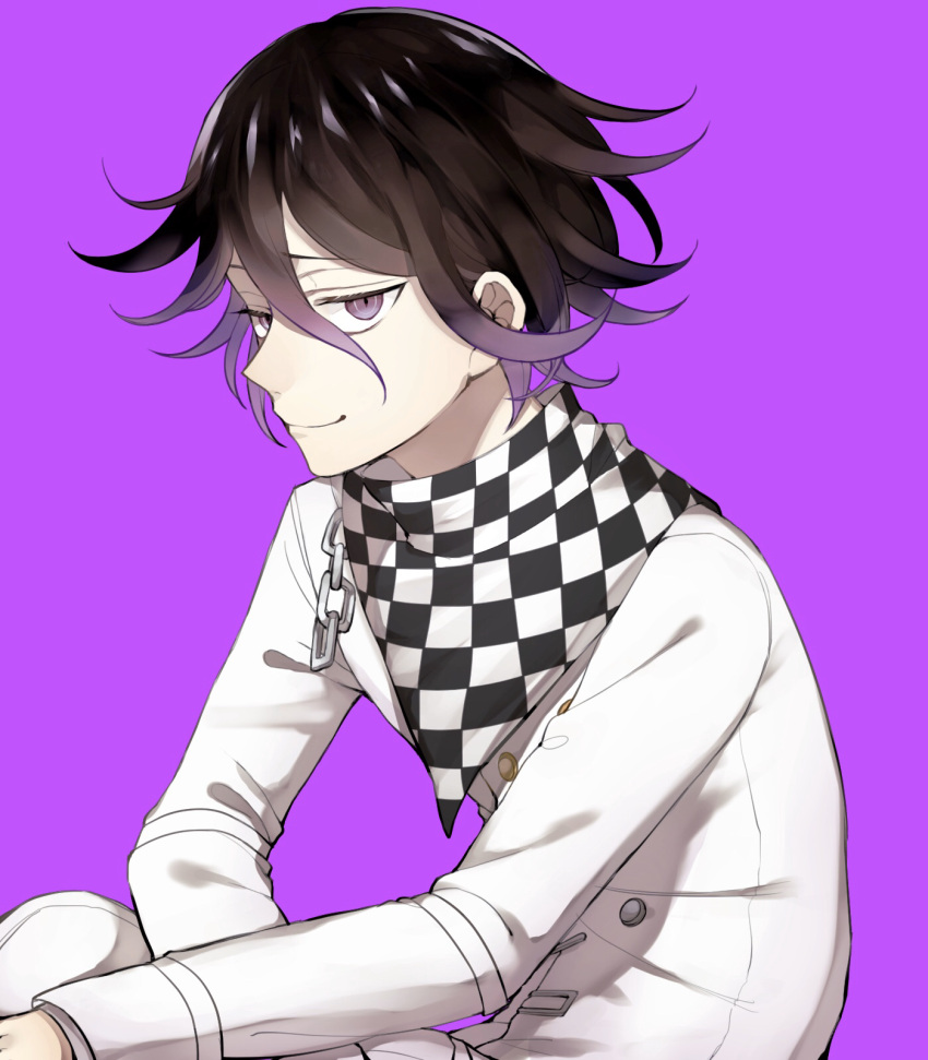 black_hair checkered checkered_scarf commentary_request dangan_ronpa eyebrows_visible_through_hair hair_between_eyes highres looking_at_viewer male_focus medium_hair new_dangan_ronpa_v3 ouma_kokichi pink_background purple_hair scarf simple_background smile straitjacket violet_eyes zabe_o