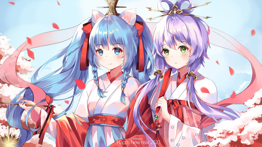 animal_ears aqua_eyes aqua_hair artist_name blue_sky braid cherry_blossoms commentary expressionless fan green_eyes hagoromo hair_ornament hair_ribbon hair_rings hairpin happy_new_year hatsune_miku highres holding holding_fan japanese_clothes kimono light_blush long_hair looking_at_viewer luo_tianyi mikako miko mouse_ears new_year outdoors parted_lips petals plant purple_hair red_ribbon red_sleeves ribbon shawl side_braid sidelocks sky smile twin_braids twintails upper_body very_long_hair vocaloid white_kimono wide_sleeves