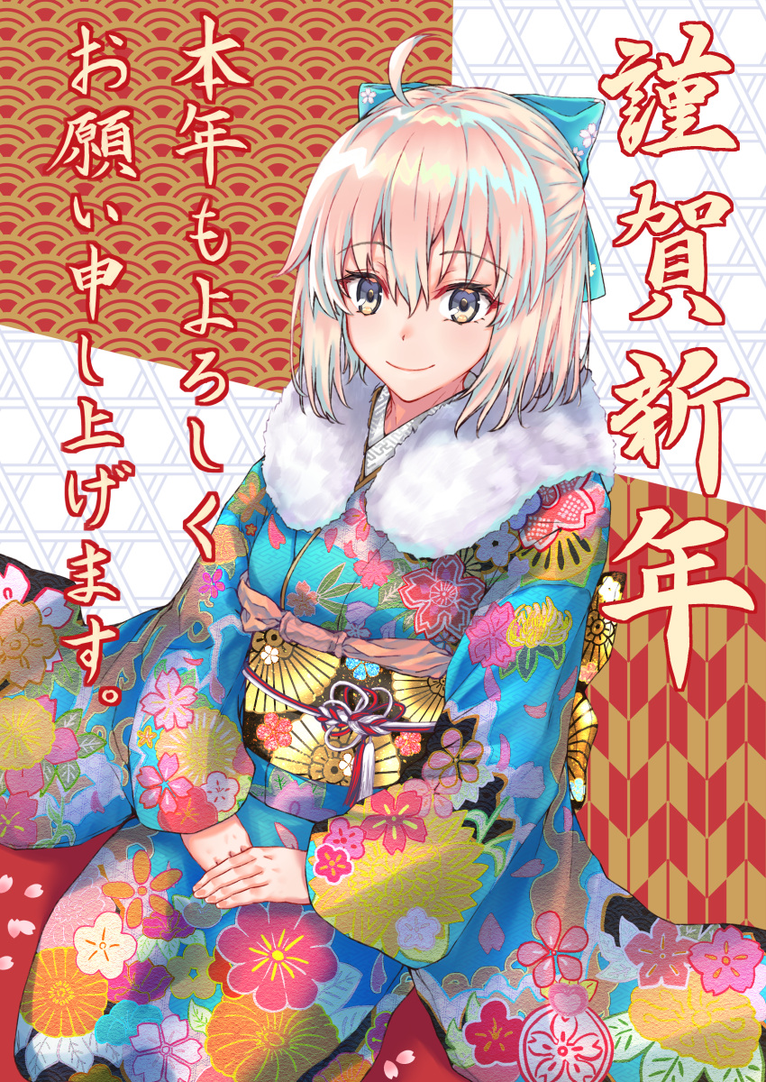 1girl absurdres alternate_costume blonde_hair blue_bow blue_kimono bow commentary_request fate/grand_order fate_(series) floral_print furisode hair_bow half_updo highres huge_filesize japanese_clothes kimono koha-ace looking_at_viewer obi okita_souji_(fate) okita_souji_(fate)_(all) print_kimono sash seiza sitting smile solo translation_request wide_sleeves yellow_eyes yu_sa1126