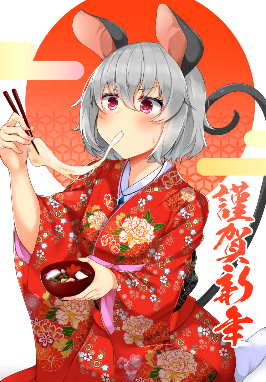 1girl alternate_costume animal_ears bangs blush bowl chopsticks circle commentary_request eyebrows_visible_through_hair floral_print grey_hair hair_between_eyes hand_up highres holding holding_bowl holding_chopsticks japanese_clothes jewelry kimono long_sleeves mochi mouse_ears mouse_tail nazrin pendant pink_eyes red_kimono short_hair simple_background sitting socks solo sweat tail tokoya_(ex-hetare) touhou translation_request upper_body white_background white_legwear wide_sleeves