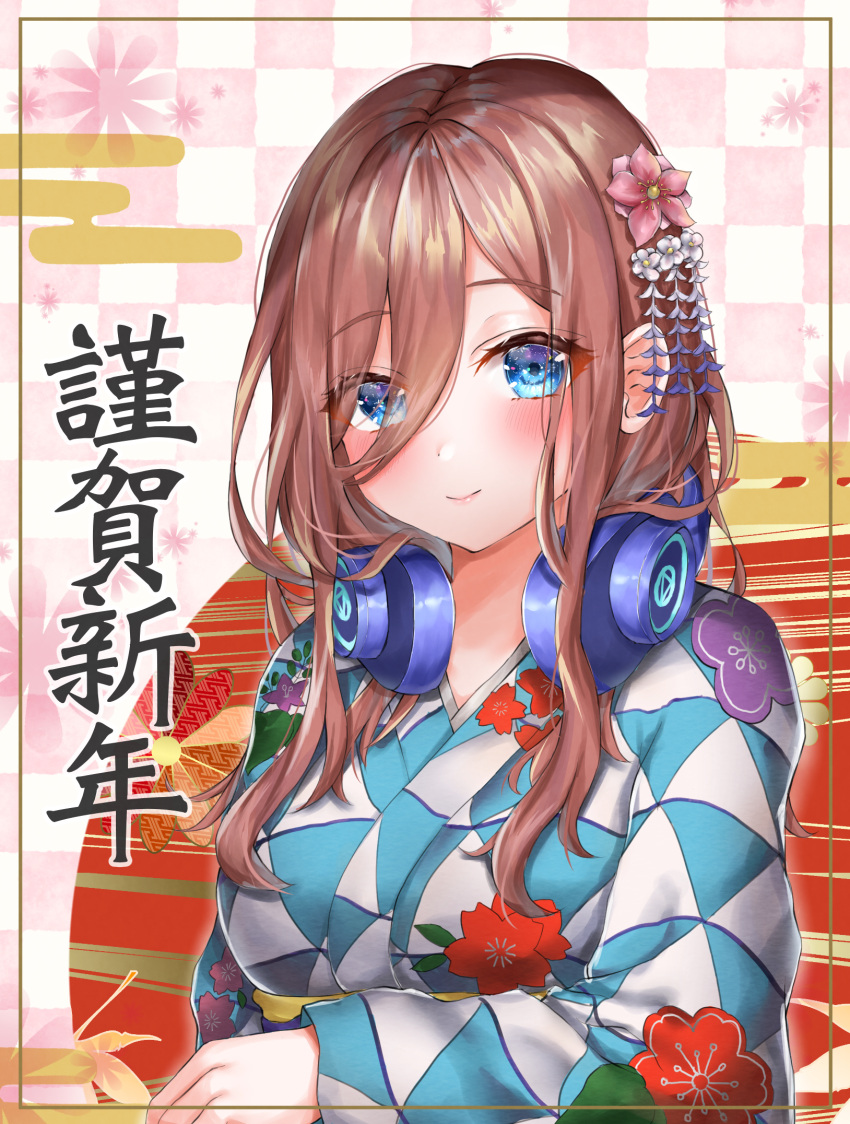 1girl alternate_costume blue_eyes blush breasts brown_hair checkered checkered_background closed_mouth commentary_request egasumi eyebrows_visible_through_hair eyes_visible_through_hair floral_background floral_print flower go-toubun_no_hanayome hair_between_eyes hair_flower hair_ornament headphones headphones_around_neck highres japanese_clothes kimono long_hair long_sleeves looking_at_viewer medium_breasts nakano_miku pink_flower print_kimono smile solo syatihoko translation_request upper_body yukata