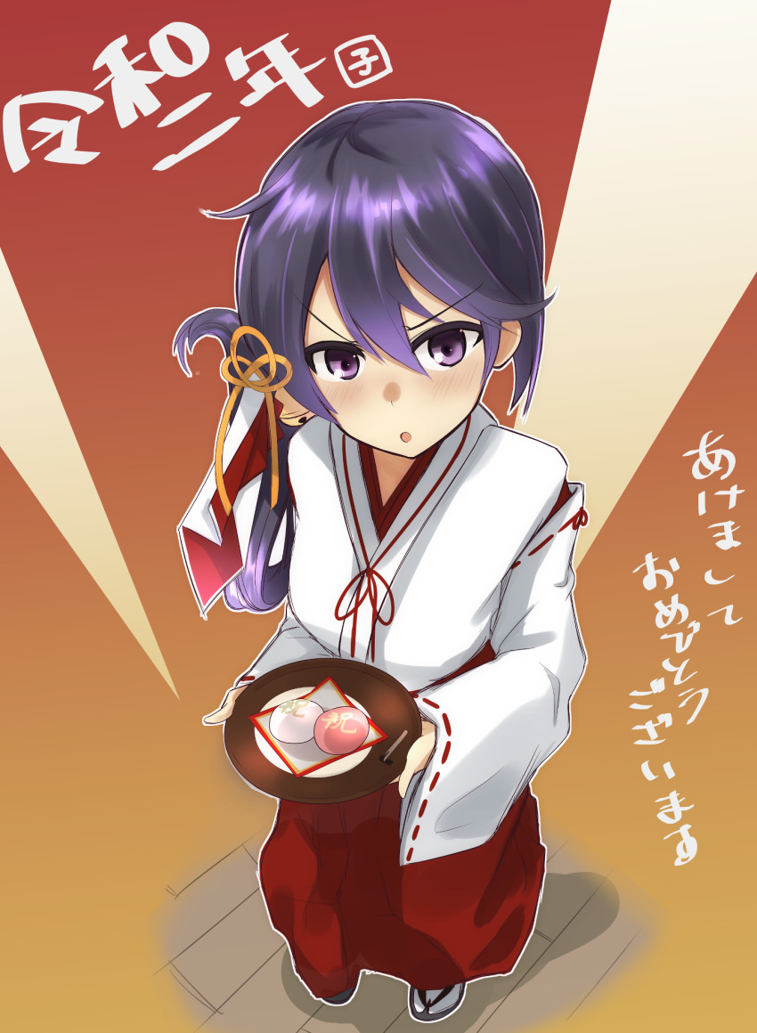 1girl akebono_(kantai_collection) akeome bell commentary_request flower from_above full_body gradient gradient_background hair_bell hair_flower hair_ornament hakama happy_new_year highres japanese_clothes jingle_bell kantai_collection long_hair looking_at_viewer miko mochi new_year open_mouth orange_background plate purple_hair red_hakama side_ponytail solo standing very_long_hair violet_eyes yankee41