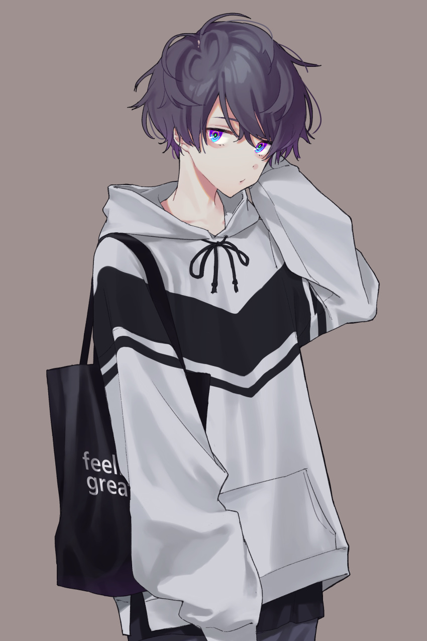 1boy absurdres aiko_(aiko_54) androgynous arm_at_side arm_up bag bags_under_eyes bangs blue_eyes closed_mouth collarbone crossed_bangs drawstring expressionless from_side gradient_hair grey_hoodie hair_between_eyes hand_behind_head highres hood hood_down hoodie long_sleeves looking_at_viewer male_focus messy_hair multicolored multicolored_eyes multicolored_hair niconico purple_hair shoulder_bag simple_background solo sou_(niconico) swept_bangs