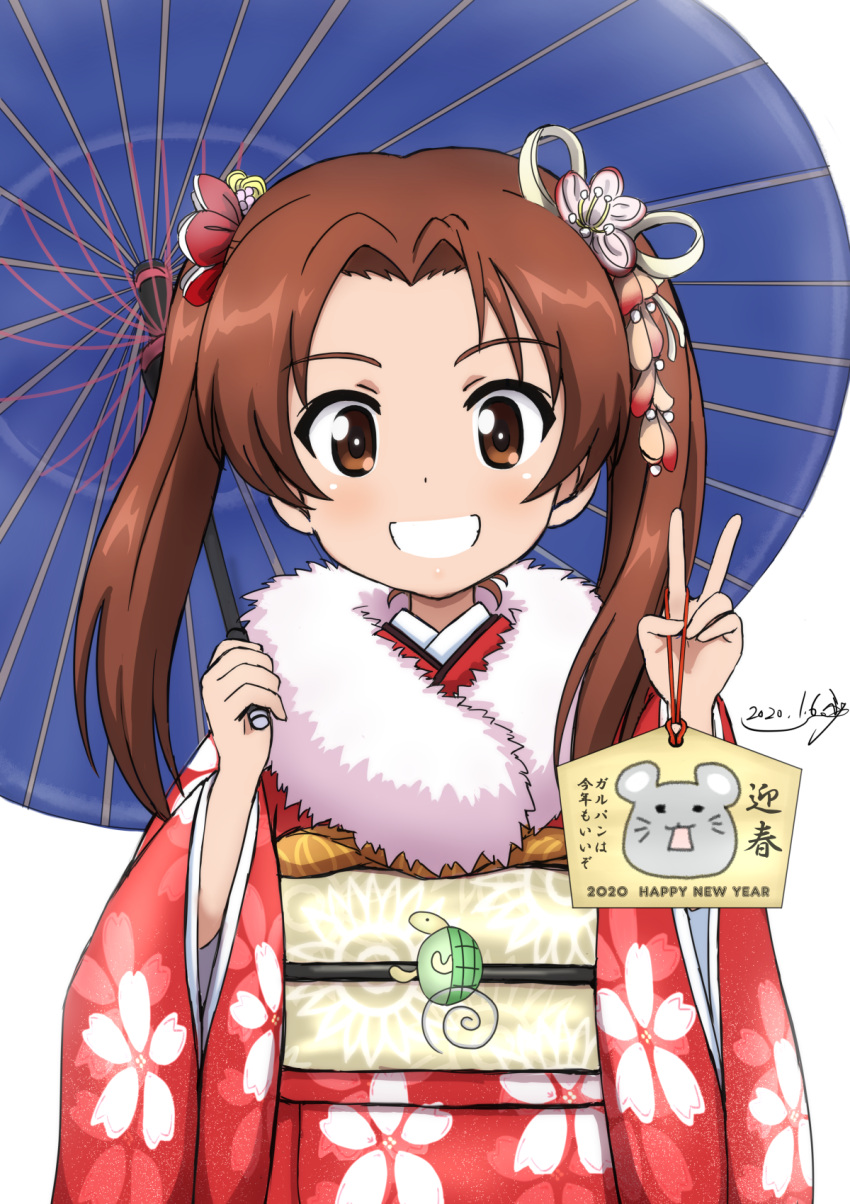 1girl artist_name bangs brown_eyes brown_hair bukkuri chinese_zodiac commentary_request dated emblem floral_print flower fur_scarf girls_und_panzer grin hair_flower hair_ornament highres holding holding_umbrella japanese_clothes kadotani_anzu kimono long_hair long_sleeves looking_at_viewer mouse_print nengajou new_year obi oriental_umbrella parted_bangs red_kimono sash scarf signature simple_background smile solo translation_request turtle twintails umbrella upper_body v white_background white_scarf wide_sleeves year_of_the_rat