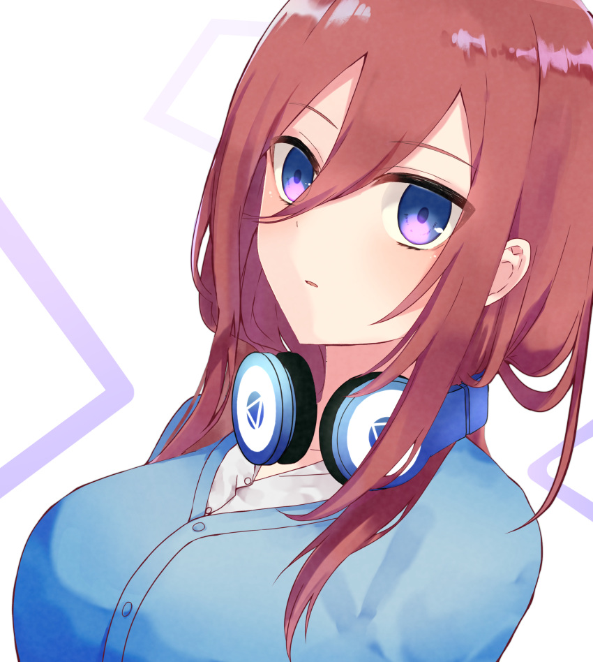 1girl absurdres bangs blue_cardigan blue_eyes breasts brown_hair cardigan collared_shirt commentary_request eyebrows_visible_through_hair from_above go-toubun_no_hanayome hair_between_eyes headphones headphones_around_neck highres large_breasts long_hair long_sleeves looking_at_viewer nagi_(shuuyama) nakano_miku parted_lips shiny shiny_hair shirt sidelocks simple_background solo upper_body violet_eyes white_background white_shirt