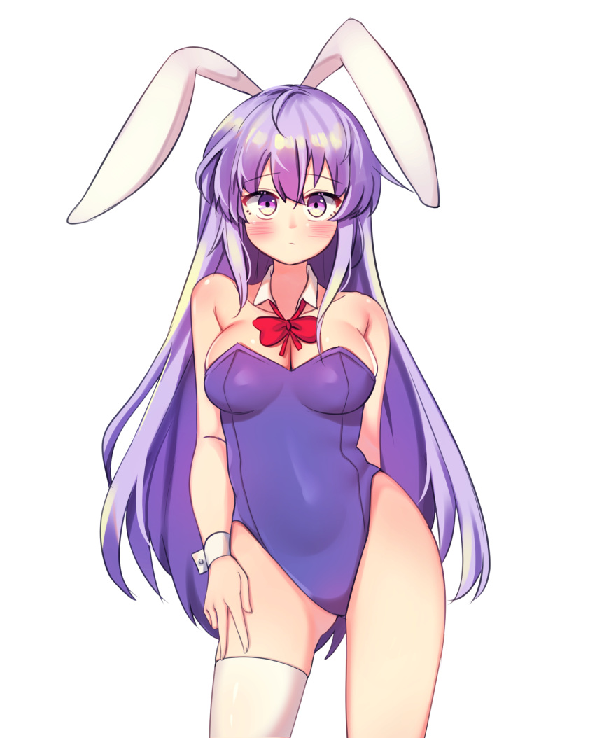 1girl animal_ears arm_behind_back bangs bare_arms bare_shoulders blush bow bowtie breasts bunnysuit collarbone commentary_request contrapposto cowboy_shot detached_collar erina_(rabi-ribi) eyebrows_visible_through_hair hair_between_eyes hand_on_own_thigh highres korean_commentary kosobin large_breasts leotard long_hair looking_at_viewer purple_hair purple_leotard rabbit_ears rabi-ribi red_neckwear simple_background single_thighhigh solo thigh-highs very_long_hair violet_eyes white_background white_legwear wrist_cuffs