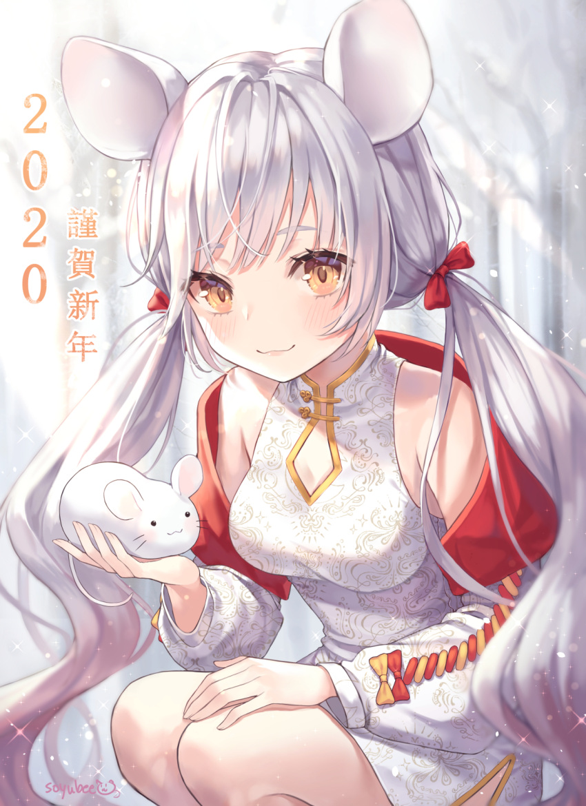 1girl animal_ears artist_name bare_shoulders blurry bow breasts brown_eyes depth_of_field dress hair_bow highres long_hair long_sleeves looking_at_viewer low_twintails medium_breasts mouse mouse_ears off_shoulder original silver_hair sleeveless sleeveless_dress smile solo soyubee squatting twintails very_long_hair white_dress