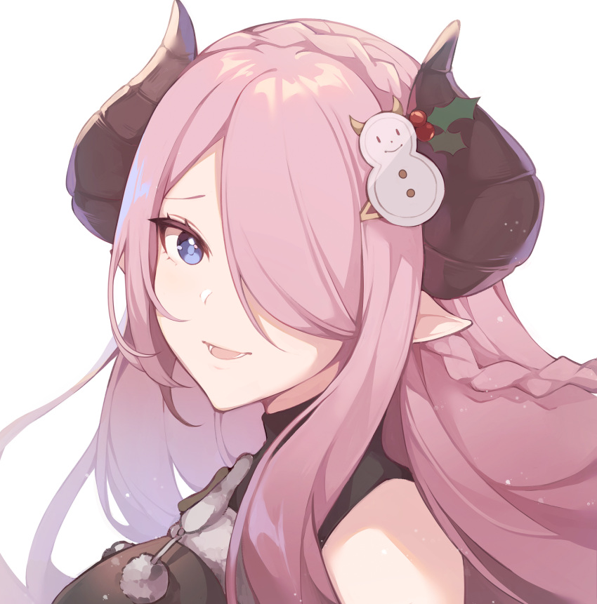 1girl blue_eyes draph granblue_fantasy hair_ornament highres horns long_hair looking_at_viewer narmaya_(granblue_fantasy) open_mouth pink_hair pointy_ears saibe simple_background smile solo upper_body white_background