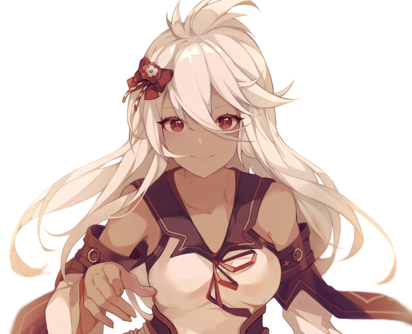 1girl breasts closed_mouth dark_skin detached_sleeves granblue_fantasy hair_between_eyes hair_ornament highres long_hair looking_at_viewer medium_breasts red_eyes saibe simple_background smile solo upper_body white_background white_hair zooey_(granblue_fantasy)