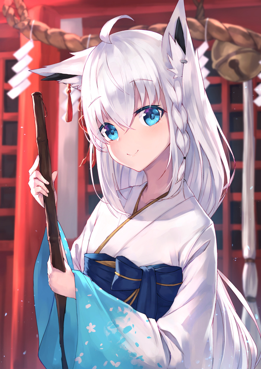 1girl absurdres animal_ear_fluff animal_ears bangs blue_bow blue_eyes blurry blurry_background bow closed_mouth commentary_request day depth_of_field eyebrows_visible_through_hair fox_ears hair_between_eyes highres holding hololive japanese_clothes kimono long_hair long_sleeves masaki_(msk064) obi outdoors rope sash shimenawa shirakami_fubuki smile solo upper_body very_long_hair virtual_youtuber white_hair white_kimono wide_sleeves