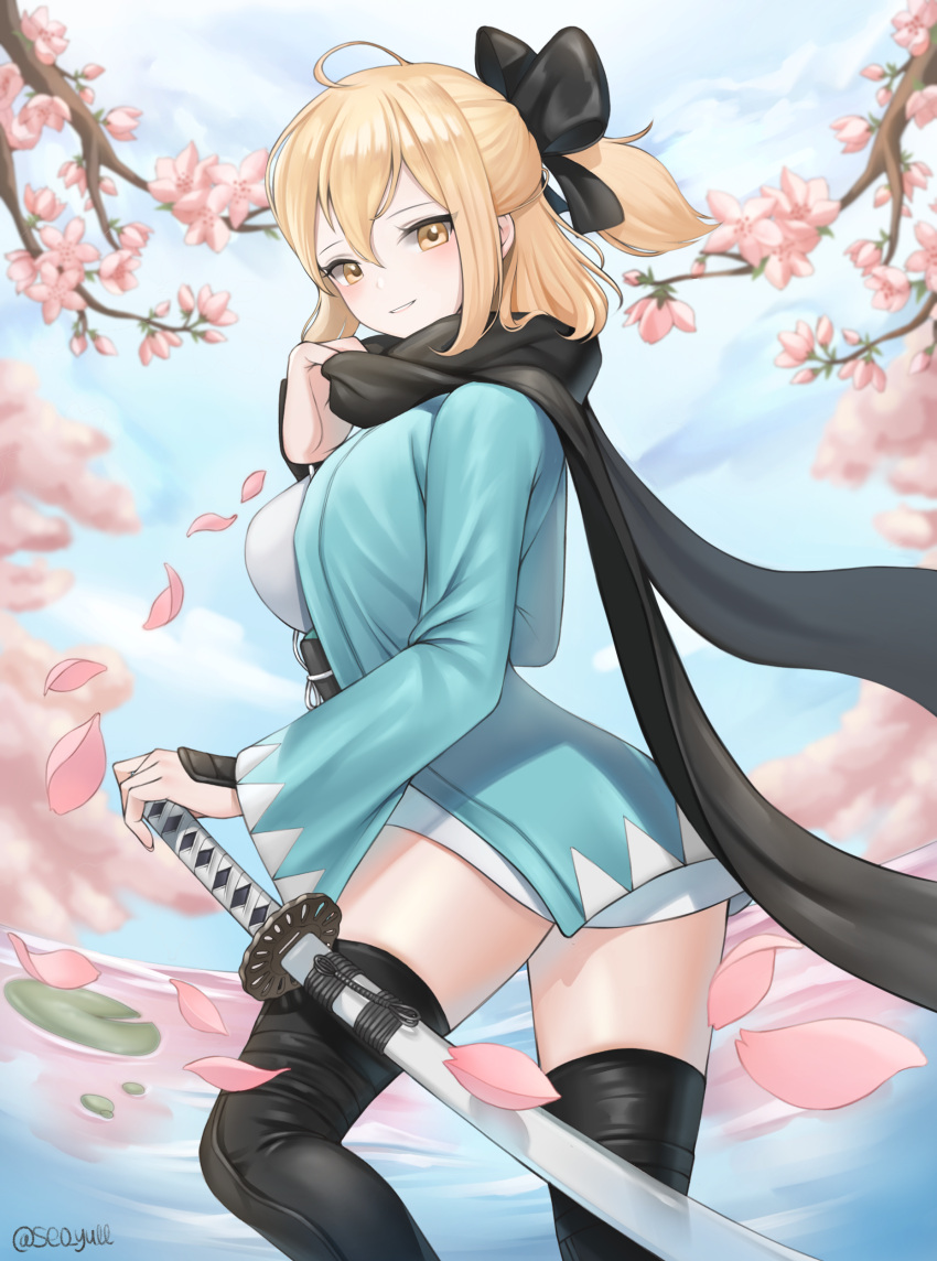 1girl absurdres ahoge armor bangs black_bow black_scarf blonde_hair blue_sky blush bow breasts cherry_blossoms commentary day falling_petals fate/grand_order fate_(series) from_behind grin hair_bow half_updo haori highres japanese_armor japanese_clothes katana kote looking_at_viewer medium_breasts obi okita_souji_(fate) okita_souji_(fate)_(all) outdoors sash scarf seoyul sheath sheathed shin_guards short_hair sidelocks signature sky smile solo standing sword thigh-highs twitter_username weapon yellow_eyes