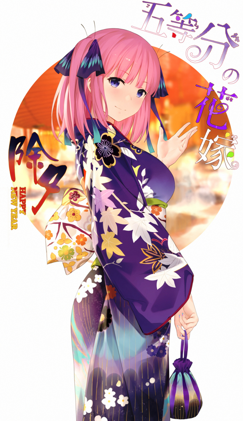 1girl back_bow bag bangs blurry blurry_background blush bow breasts butterfly_hair_ornament chinese_commentary chinese_new_year closed_mouth commentary_request eyebrows_visible_through_hair from_side go-toubun_no_hanayome hair_ornament happy_new_year highres holding holding_bag japanese_clothes kimono leaf_print looking_back looking_to_the_side medium_breasts nakano_nino new_year obi pink_hair print_kimono purple_kimono sash short_hair smile solo standing translation_request two_side_up violet_eyes waving white_bow yijian_ma