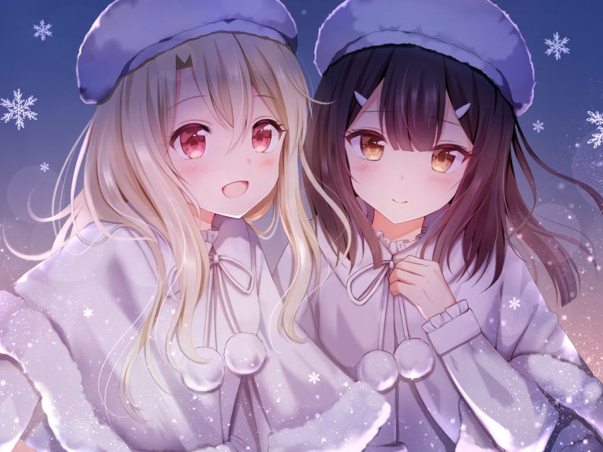 2girls :d bangs blonde_hair blush brown_hair capelet closed_mouth commentary_request eyebrows_visible_through_hair fate/kaleid_liner_prisma_illya fate_(series) frilled_sleeves frills fur-trimmed_capelet fur_hat fur_trim gradient gradient_background hair_ornament hairclip hand_on_own_chest hat illyasviel_von_einzbern lens_flare long_hair long_sleeves looking_at_viewer miyu_edelfelt multiple_girls nasii open_mouth pom_pom_(clothes) red_eyes ribbon smile snowflakes upper_body white_capelet white_headwear white_ribbon yellow_eyes
