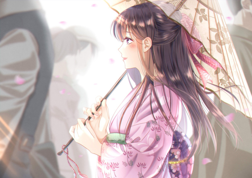 1girl 3boys black_hair blurry blurry_background blush bow faceless faceless_male hair_bow holding holding_umbrella izumi_(stardustalone) japanese_clothes kimono long_hair looking_to_the_side multiple_boys oriental_umbrella outdoors parasol pink_bow pink_kimono profile renri_no_chigiri_wo_kimi_to_shiru solo_focus standing umbrella upper_body violet_eyes