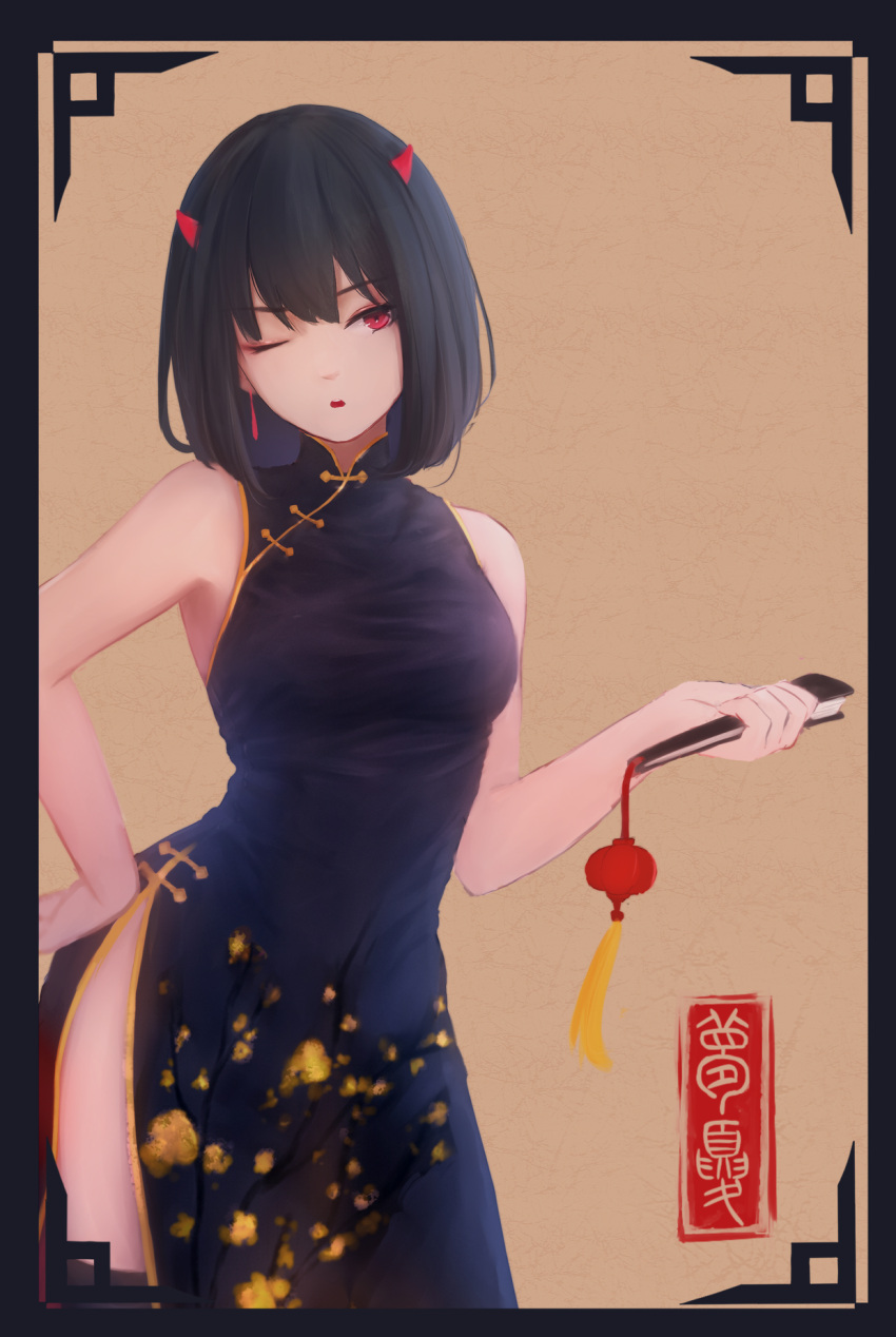 1girl ;o bare_arms bare_shoulders black_dress black_hair black_legwear breasts brown_background china_dress chinese_clothes closed_fan dress eyebrows_visible_through_hair fan folding_fan hand_on_hip highres holding holding_fan horns looking_at_viewer one_eye_closed original parted_lips pelvic_curtain red_eyes shimmer short_hair simple_background sleeveless sleeveless_dress small_breasts solo thigh-highs v-shaped_eyebrows