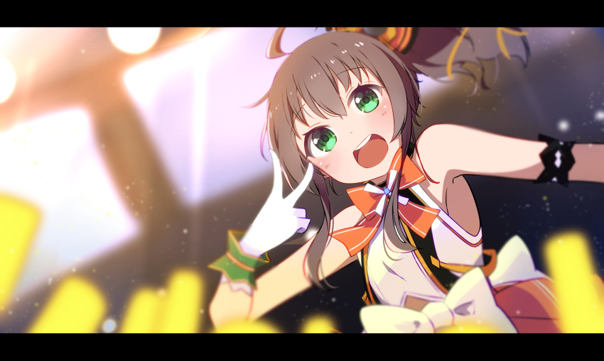 1girl absurdres ahoge arm_garter armpits bangs bare_shoulders blurry blush bow bowtie breasts brown_hair commentary concert depth_of_field gloves glowstick green_eyes hair_between_eyes highres hololive idol_clothes letterboxed long_hair looking_at_viewer natsuiro_matsuri okota_mikan open_mouth orange_bow round_teeth side_ponytail sleeveless small_breasts smile solo stage teeth upper_body v virtual_youtuber white_gloves
