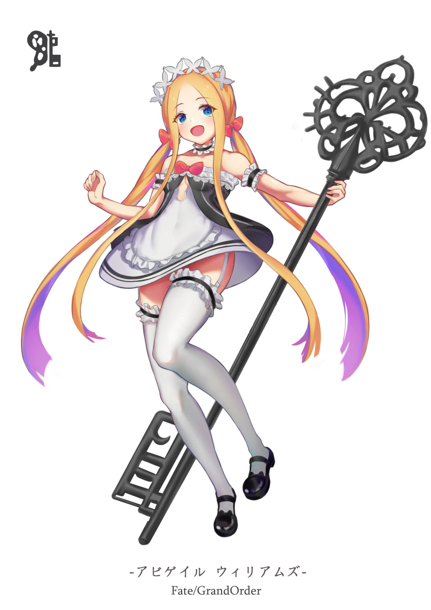 1girl abigail_williams_(fate/grand_order) absurdres alternate_costume apron bangs bare_shoulders black_footwear blonde_hair blue_eyes blush bow breasts commentary_request copyright_name fate/grand_order fate_(series) hair_bow highres holding_key long_hair looking_at_viewer maid_apron maid_dress open_mouth parted_bangs red_bow shoes simple_background small_breasts smile solo thigh-highs wang_man white_background white_legwear