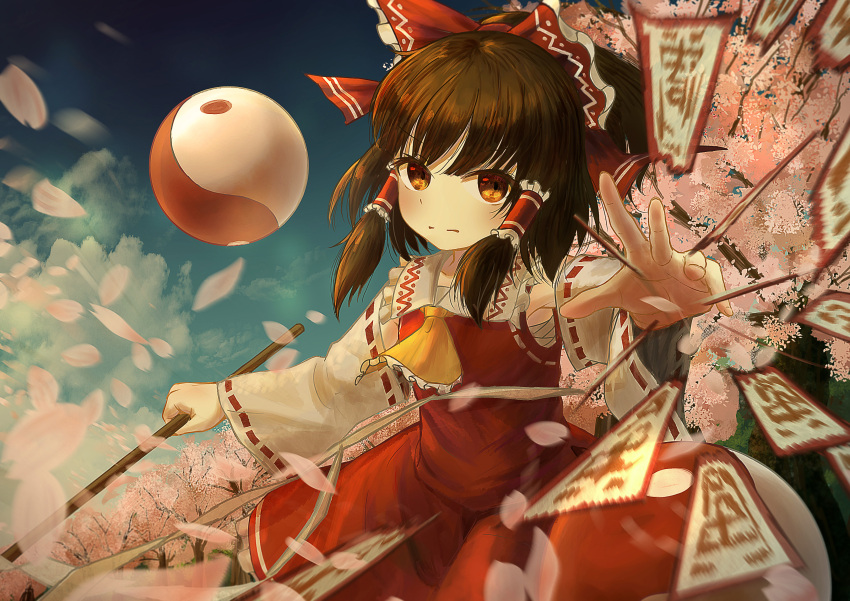 1girl absurdres arm_up armpit_peek blue_sky blurry blurry_foreground bow brown_hair cherry_blossoms commentary_request cravat depth_of_field detached_sleeves ekaapetto expressionless frilled_shirt_collar frills gohei hair_bow hair_tubes hakurei_reimu highres looking_at_viewer motion_blur needle ofuda open_hand orange_eyes outdoors outstretched_hand petals red_skirt red_vest sarashi short_hair short_ponytail skirt skirt_set sky solo standing touhou tree twilight upper_body vest yellow_neckwear yin_yang_orb