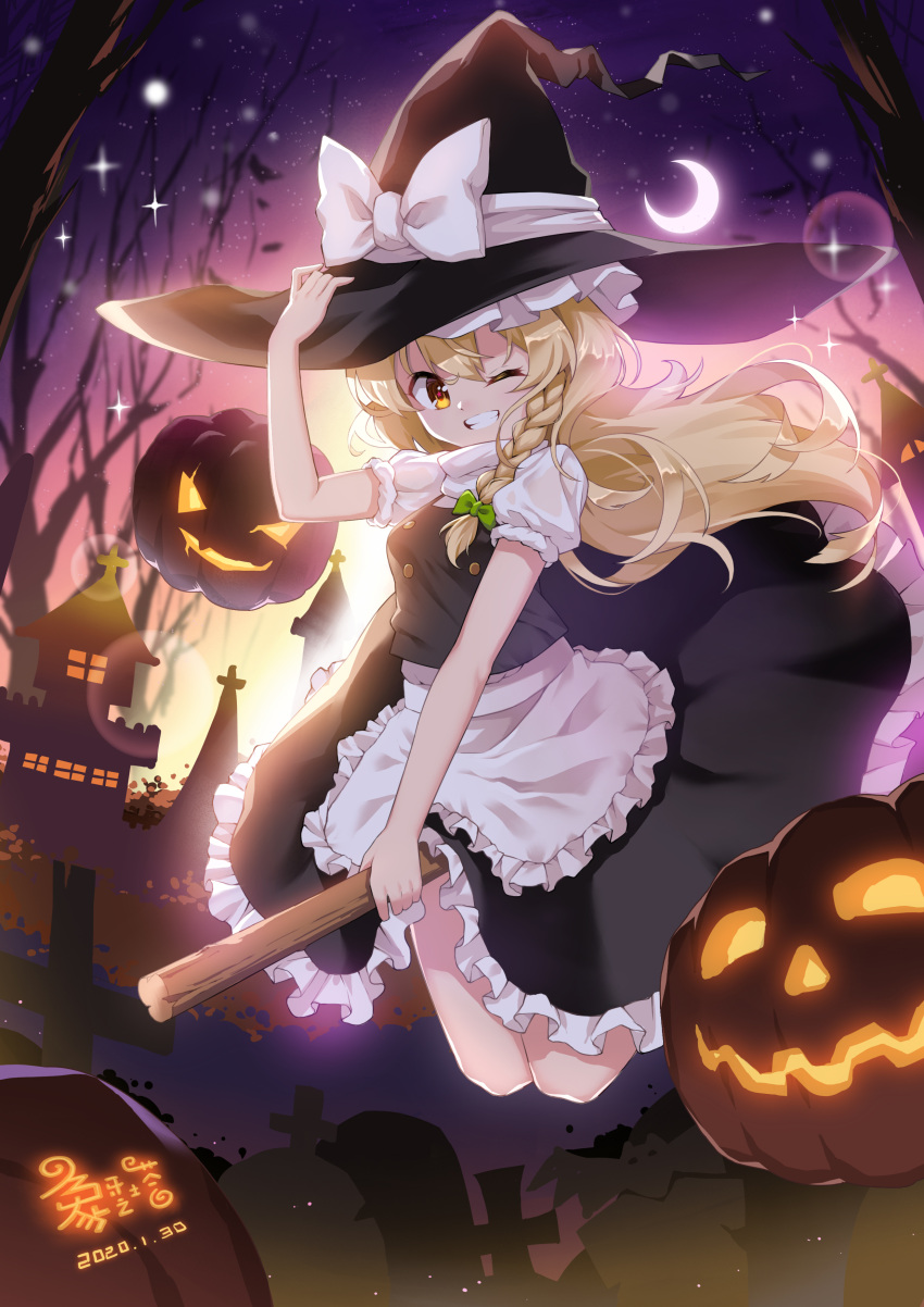 1girl absurdres apron bangs black_headwear black_skirt black_vest blonde_hair bow braid breasts broom broom_riding crescent_moon dated frilled_apron frills green_bow grin hair_between_eyes hair_bow hand_on_headwear hand_up hat hat_bow highres jack-o'-lantern kirisame_marisa lens_flare long_hair looking_at_viewer moon night night_sky one_eye_closed petticoat puffy_short_sleeves puffy_sleeves shebaotower shirt short_sleeves single_braid skirt skirt_set sky small_breasts smile solo touhou vest waist_apron white_apron white_bow white_shirt witch_hat yellow_eyes