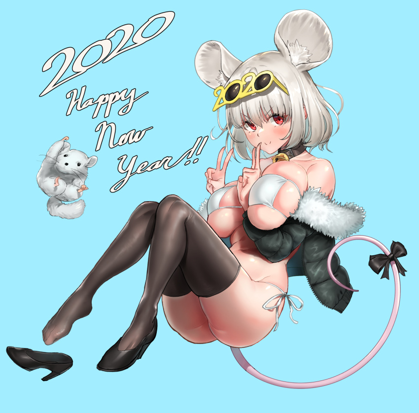 1girl 2020 animal_ears ass bell bell_collar between_breasts bikini black_bow blue_background bow breasts chinese_zodiac collar commentary_request eyewear_on_head fur_trim happy_new_year high_heels highres jacket large_breasts looking_at_viewer mouse_ears mouse_girl navel new_year off_shoulder original rat rat_ears rat_tail red_eyes silver_hair smile solo string_bikini sunglasses swimsuit tail tail_bow thigh-highs uleuleuleu v white_bikini year_of_the_rat
