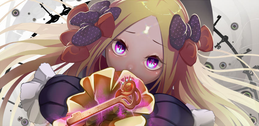 1girl abigail_williams_(fate/grand_order) bangs black_bow black_dress black_headwear blonde_hair bow dress fate/grand_order fate_(series) forehead gajumaru09 grey_background key keyhole long_hair long_sleeves looking_at_viewer multiple_bows orange_bow outstretched_arms parted_bangs polka_dot polka_dot_bow ribbed_dress slit_pupils solo violet_eyes