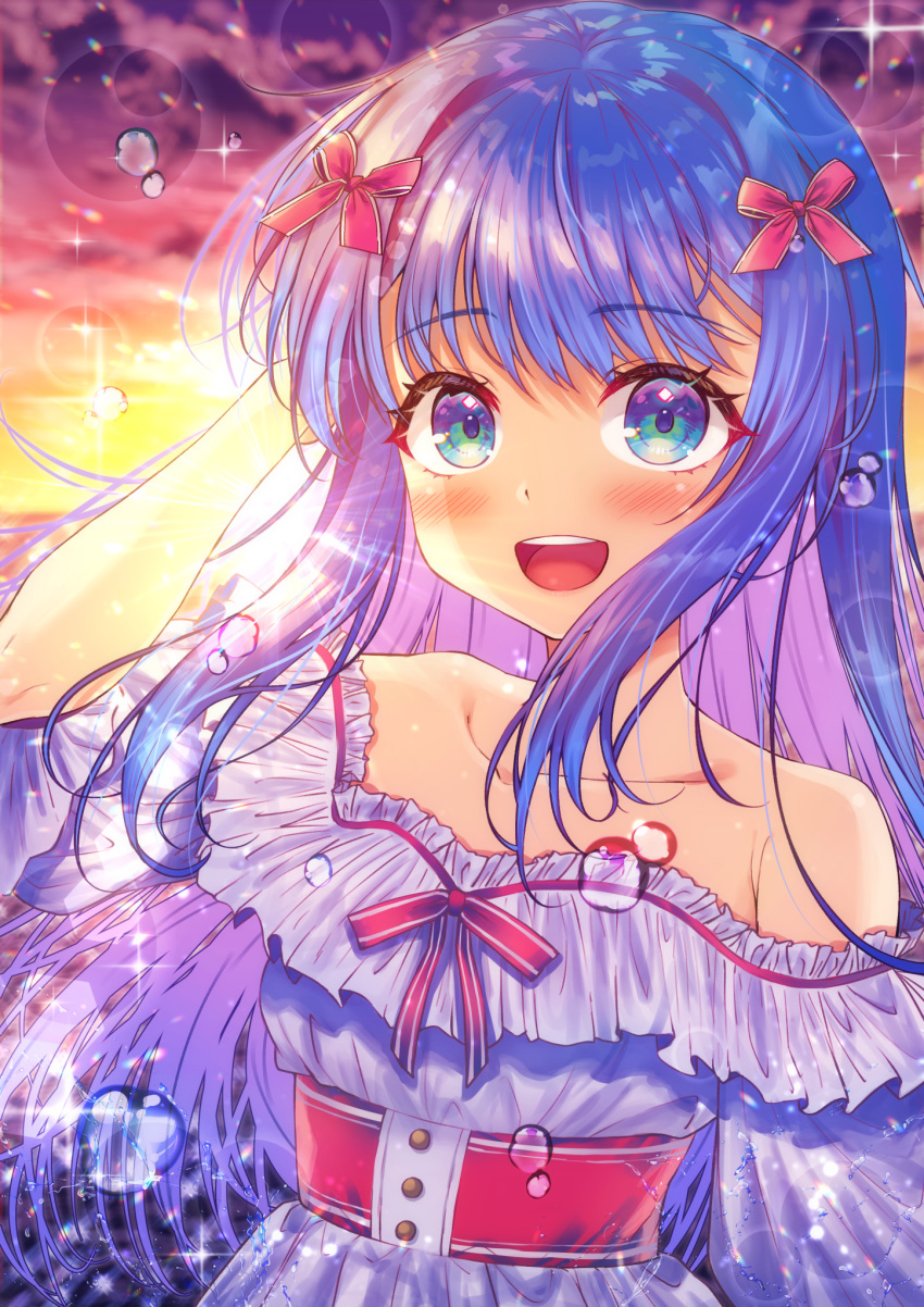 1girl :d bangs bare_shoulders blue_hair blurry blurry_background blush bow collarbone commentary_request depth_of_field dress eyebrows_visible_through_hair frilled_dress frills green_eyes hair_bow hand_in_hair hand_up highres honami_(yths4221) long_hair moe2020 multicolored_hair off-shoulder_dress off_shoulder open_mouth original outdoors pink_hair red_bow round_teeth smile solo sparkle striped striped_bow sunset teeth two-tone_hair upper_body upper_teeth very_long_hair water_drop white_dress