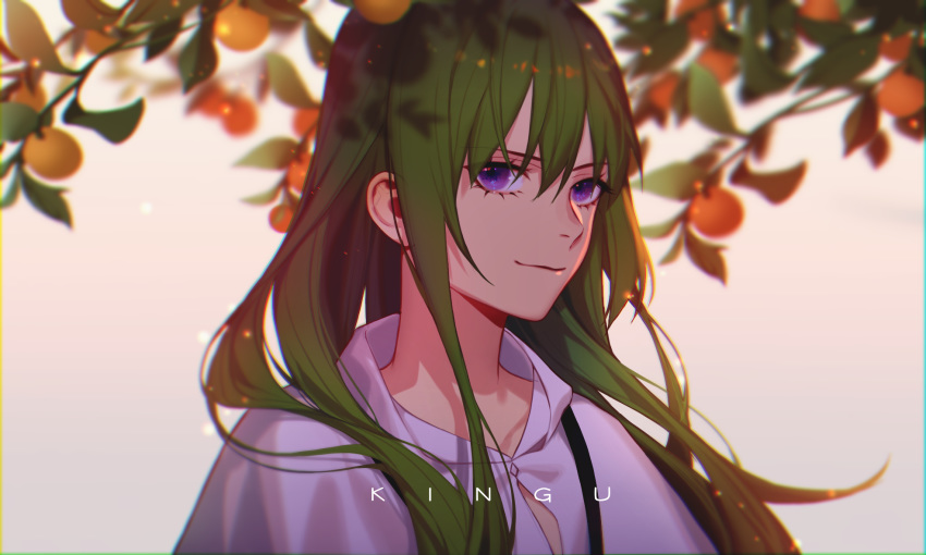 1boy androgynous character_name fate/grand_order fate_(series) food fruit green_hair highres jesse_(pixiv34586727) kingu_(fate) long_hair looking_at_viewer male_focus robe smile solo upper_body very_long_hair violet_eyes white_robe