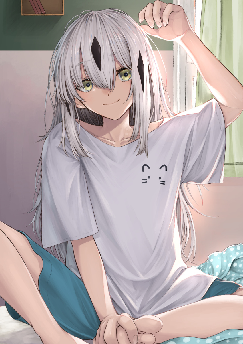 1girl absurdres arm_up backlighting bangs barefoot bedroom casual closed_mouth collarbone contemporary curtains fate/grand_order fate_(series) feet flat_chest green_eyes grey_hair hair_between_eyes head_tilt highres indian_style knee_up kugatunohito long_hair messy_hair multicolored_hair nagao_kagetora_(fate) pillow shirt shorts sitting smile solo t-shirt window window_shade