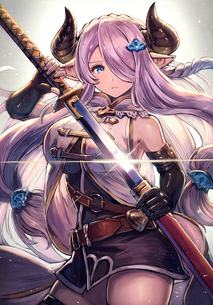 1girl belt black_gloves blue_eyes breasts brown_belt commentary_request draph fingerless_gloves gloves granblue_fantasy grey_background hair_ornament hair_over_one_eye highres holding holding_sword holding_weapon horns katana kuroi_susumu large_breasts lavender_hair long_hair narmaya_(granblue_fantasy) pointy_ears sheath solo sword weapon