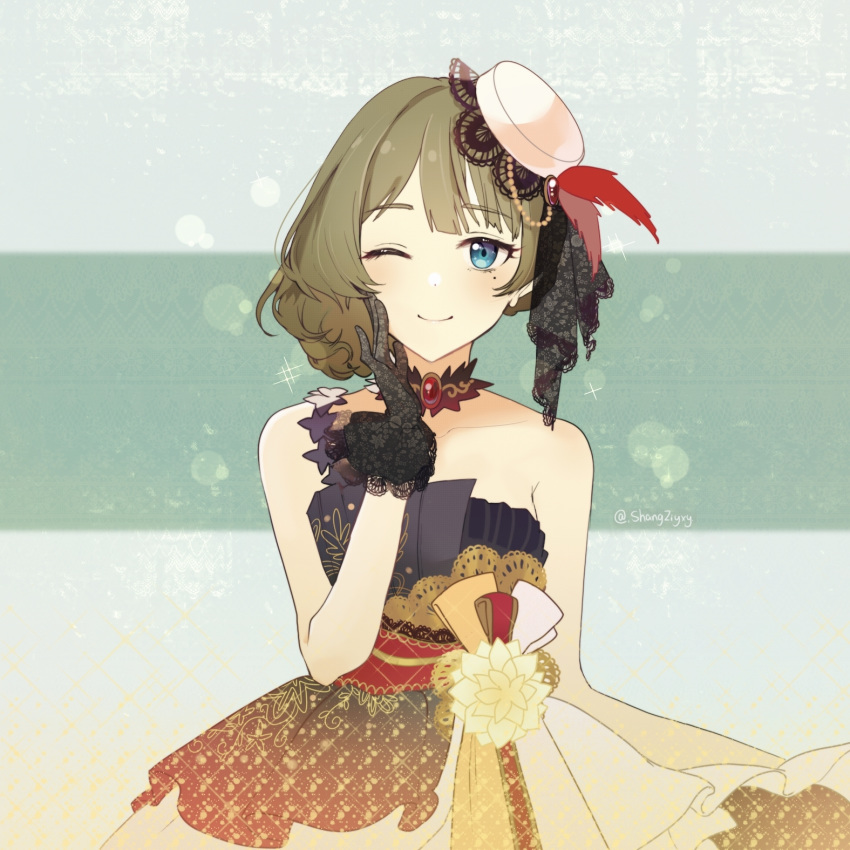 1girl asymmetrical_hair bangs bare_shoulders blue_eyes blush breasts brown_dress closed_mouth detached_collar dress flower gradient_dress green_background green_hair grey_dress hat hat_feather highres idolmaster idolmaster_cinderella_girls idolmaster_cinderella_girls_starlight_stage jewelry looking_at_viewer mole mole_under_eye one_eye_closed pendant sash shangziyxy short_hair small_breasts smile solo sparkle takagaki_kaede white_headwear