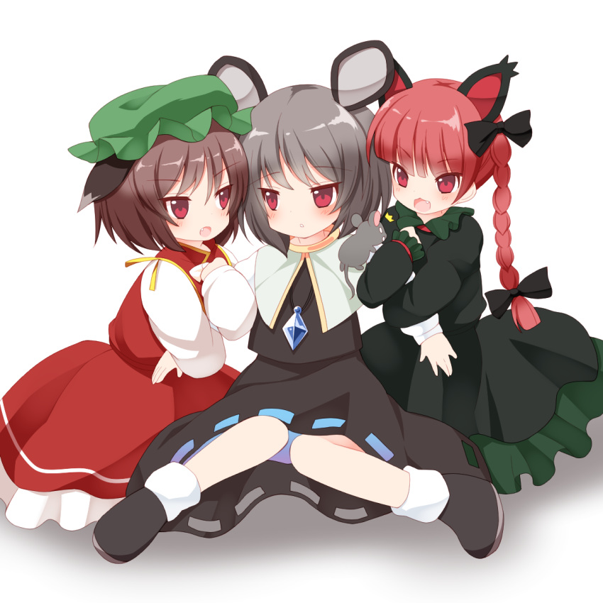 /\/\/\ 3girls :o animal_ears animal_on_shoulder ankle_socks arm_grab bangs black_dress black_footwear black_skirt black_vest blunt_bangs blush braid brown_hair capelet cat_ears chen commentary_request dress eyebrows_visible_through_hair fang green_headwear green_skirt grey_hair hair_between_eyes hat highres jewelry kaenbyou_rin knees_together_feet_apart layered_skirt long_sleeves looking_at_another mob_cap mouse mouse_ears multiple_girls nazrin open_mouth pendant red_eyes red_skirt red_vest satoru_(enheionline) shadow shirt short_hair simple_background sitting skirt skirt_set touhou twin_braids vest white_background white_legwear white_shirt