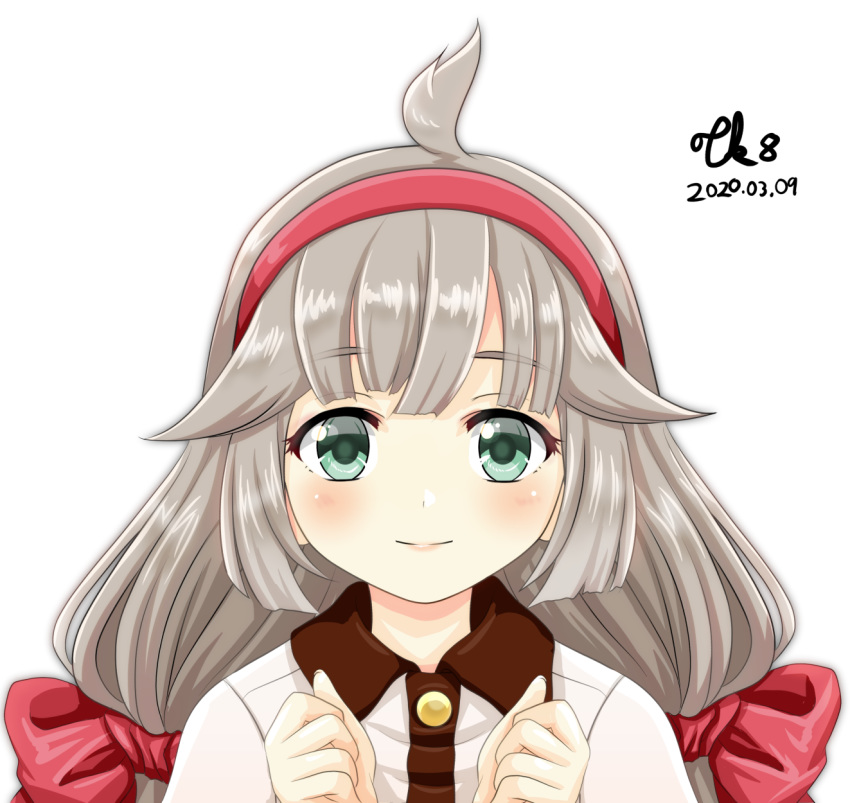 1girl ahoge beige_shirt bow clenched_hand commentary_request green_eyes grey_hair hair_bow hairband highres kantai_collection long_hair looking_at_viewer low_twintails mikura_(kantai_collection) red_bow red_hairband simple_background smile solo tk8d32 twintails upper_body white_background