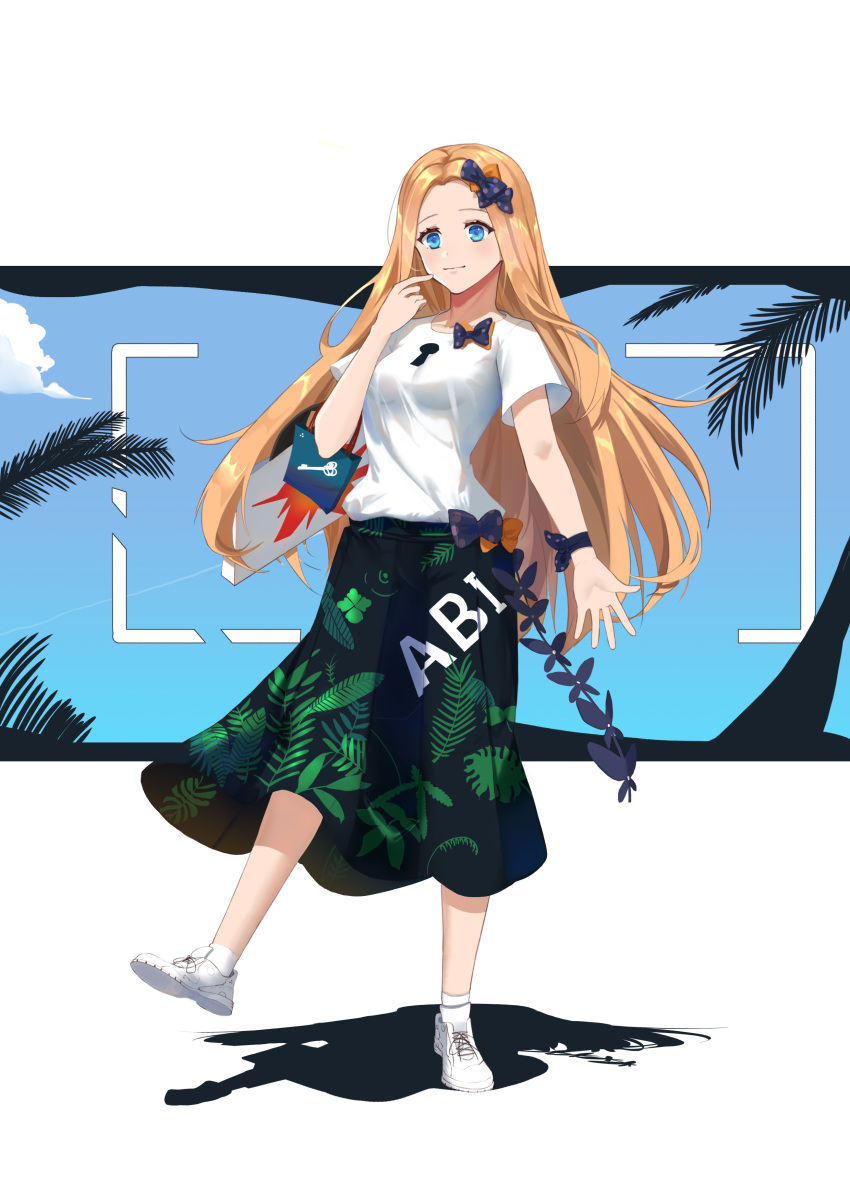 1girl abigail_williams_(fate/grand_order) absurdres bag bangs black_bow blonde_hair blue_eyes blue_sky blush bow breasts closed_mouth contemporary fate/grand_order fate_(series) forehead full_body green_skirt highres keyhole long_hair mabuxi orange_bow palm_tree palm_tree_print parted_bangs polka_dot polka_dot_bow shirt shopping_bag short_sleeves skirt sky small_breasts smile solo tree white_footwear white_shirt
